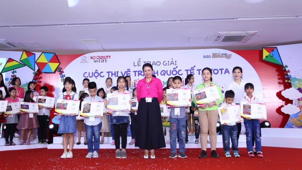 Bà Đỗ Thu Hoàng, Phó tổng giám đốc Toyota Việt Nam trao giải nhất cho các em học sinh